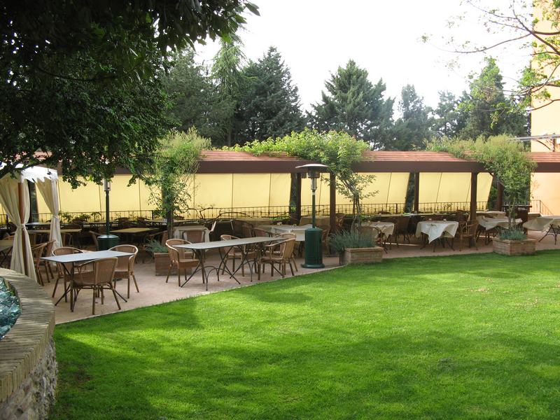 021 19.00 Uhr Apero im Garten.JPG